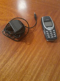 Nokia 3310 telefon och Laddare