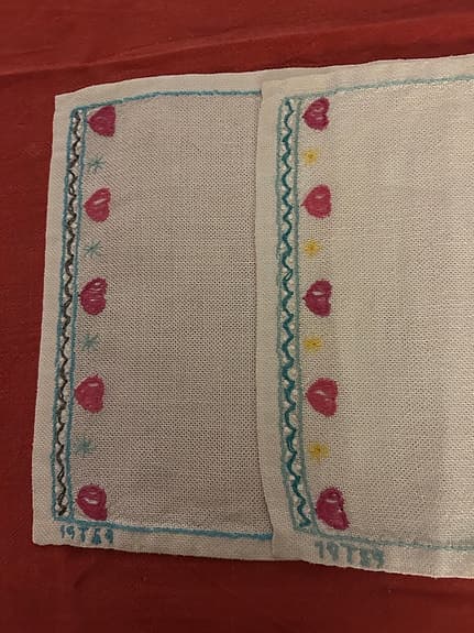 2  bordstabletter eller dukar med monogram