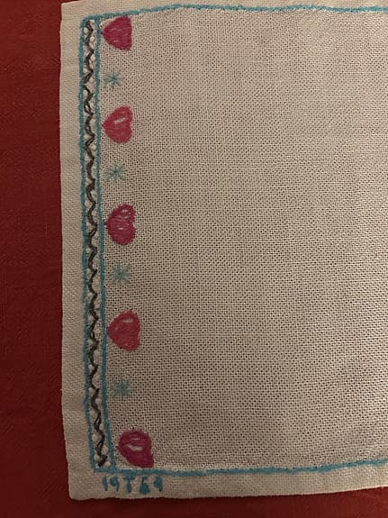 2  bordstabletter eller dukar med monogram