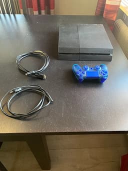 Sony PlayStation 4 Spelkonsol med blå trådlös handkontroll