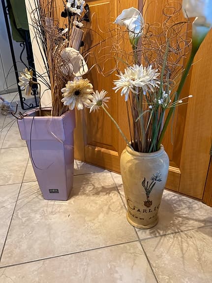 Stora vaser med dekorativa blomster, 100 kr/vas eller båda för 150 kr