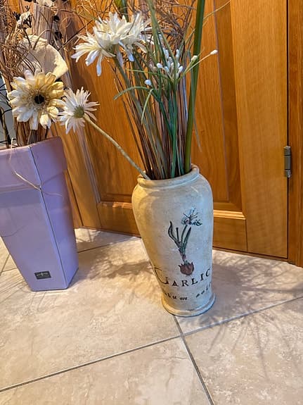 Stora vaser med dekorativa blomster, 100 kr/vas eller båda för 150 kr