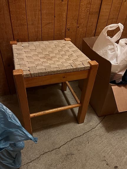 Pall med vävd sittdel