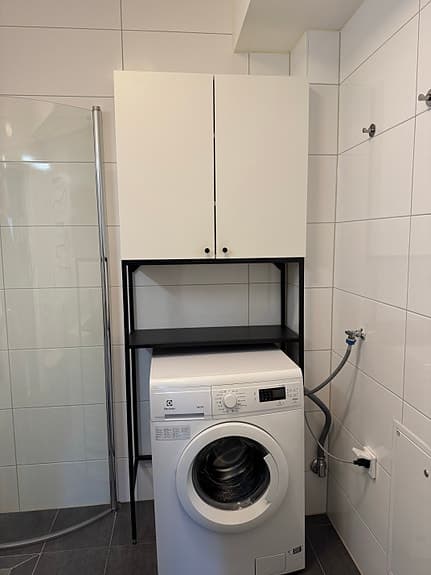 Vit förvaringsskåp med svart ram