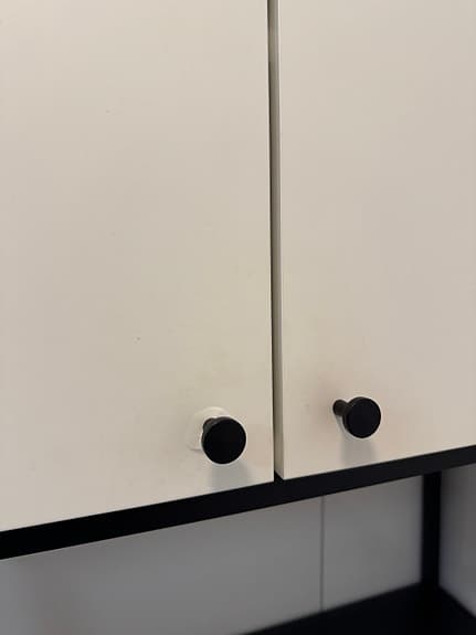 Vit förvaringsskåp med svart ram