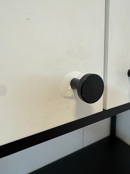 Vit förvaringsskåp med svart ram