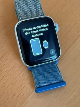 Två stycken Apple Apple Watch Series 5 samt kvalitetsarmband i läder