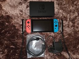 Nintendo Switch Spelkonsol med Joy-Con i röd och blå