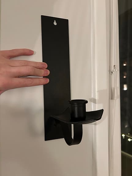 Svart vägghängd ljushållare