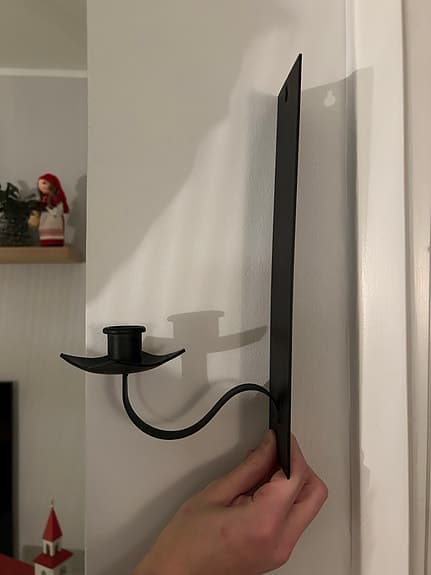 Svart vägghängd ljushållare