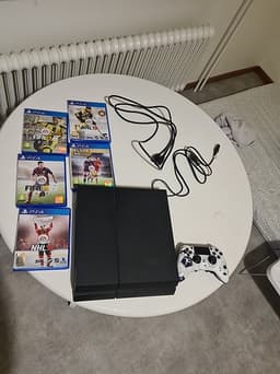 Ps4 konsoler 1000gb 1 handkontroll och 5 spel medföljer