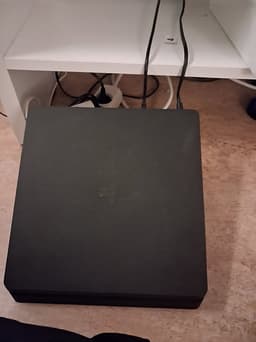 Ps4 och två kontroller, OBS cd läsare funkar ej!! Annars utan anmärkning