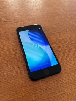 iPhone SE (2020) 128 GB + flera skal