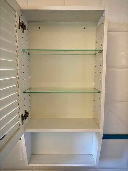 Vitt badrumsskåp med glashyllor