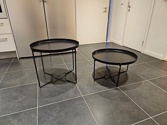 Svarta runda sidobord i metall, två storlekar