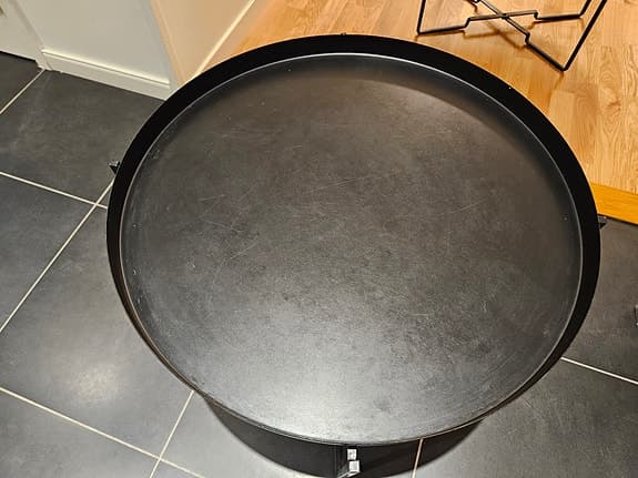 Svarta runda sidobord i metall, två storlekar