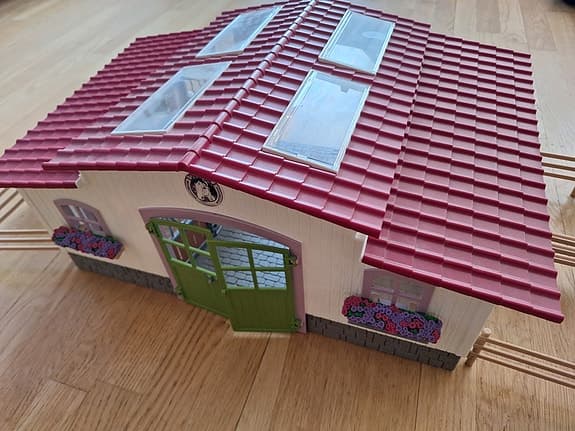 Schleichstall, hoppbana och veterinärbil
