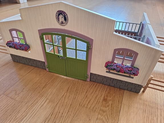 Schleichstall, hoppbana och veterinärbil