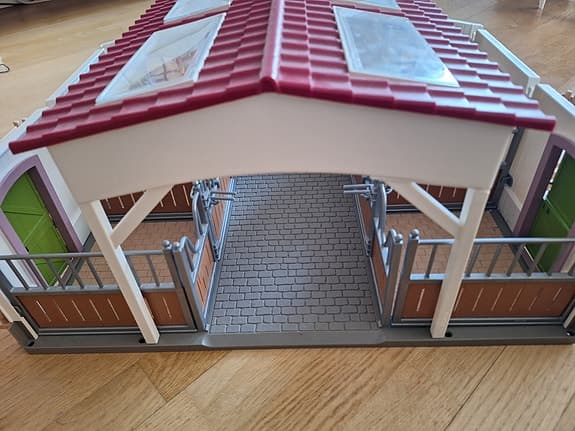 Schleichstall, hoppbana och veterinärbil