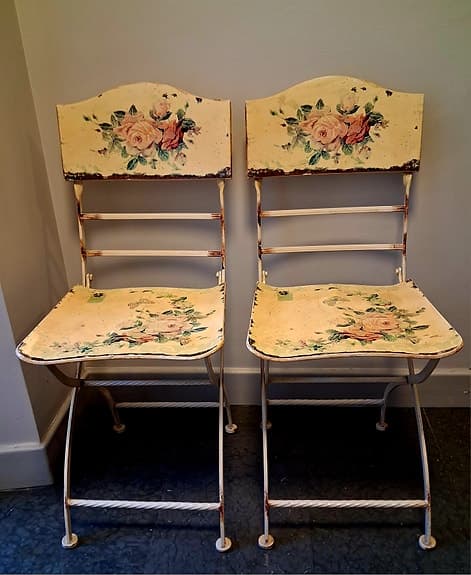 Fällstolar i metall med blommönster