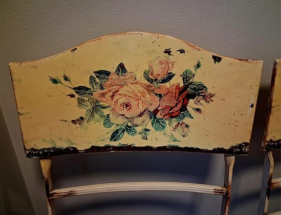 Fällstolar i metall med blommönster