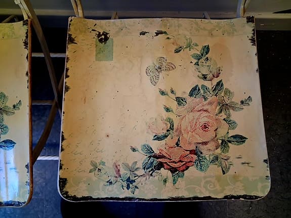 Fällstolar i metall med blommönster