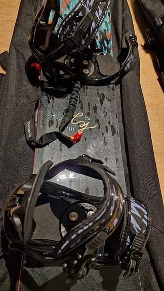 Snowboard plus bindings