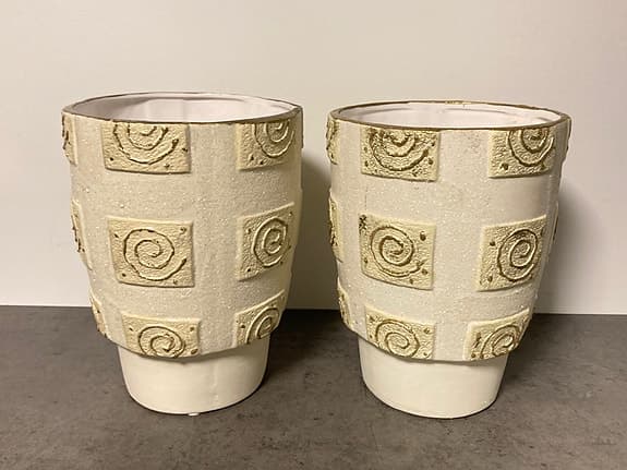 5.0   Två beiga krukor med gulddetaljer. 17 cm diameter. Höjd 22 cm