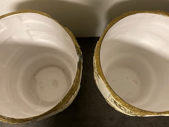 5.0   Två beiga krukor med gulddetaljer. 17 cm diameter. Höjd 22 cm