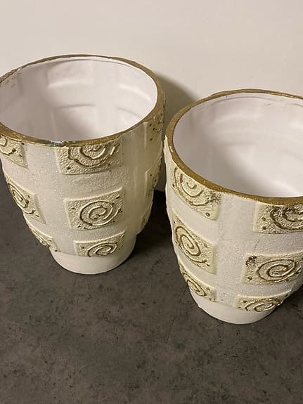 5.0   Två beiga krukor med gulddetaljer. 17 cm diameter. Höjd 22 cm