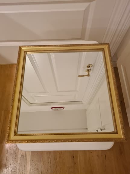 Liten spegel retro stil med guldram guld ram