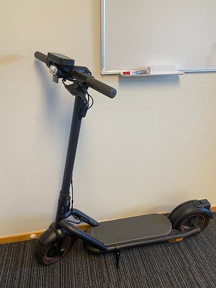 Nästan ny elscooter - mycket sparsamt använd-Navee N65
