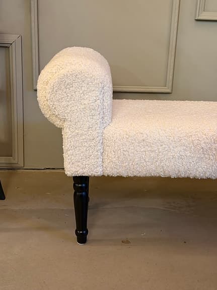 Sittbänk i fuskfårskinn