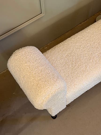 Sittbänk i fuskfårskinn