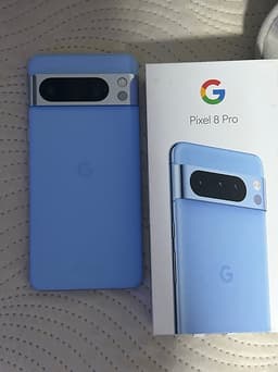 Google Pixel 8 Pro smartphone blå