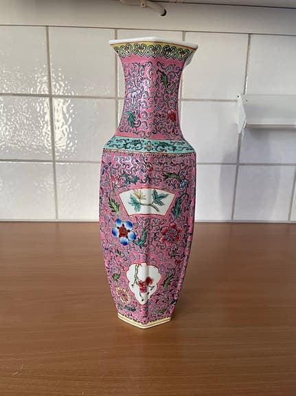 Stor kinesisk porslinsvas – famille rose-stil, ca 35 cm