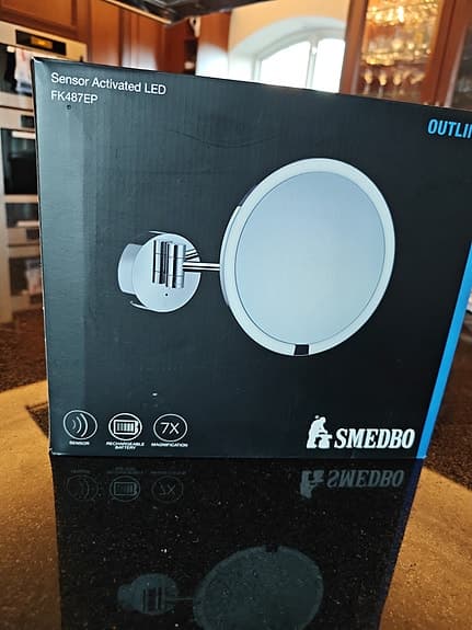 Smedbo Outline Väggmonterad Spegel Med LED och 7x Förstoring