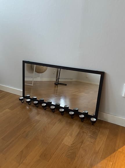 Väggspegel med ljus