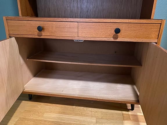 Renoverad bokhylla/byrå i teakfanér med barskåp