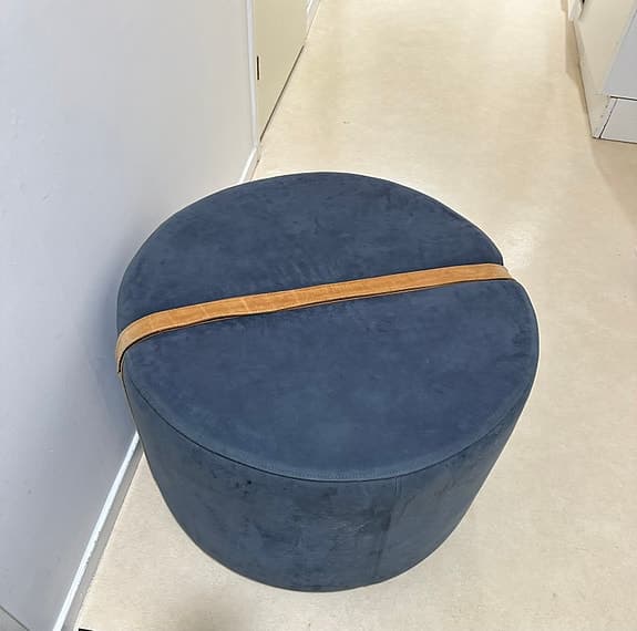 Kvalitets Sittpuff / Sittpall i äkta mocka läder blå