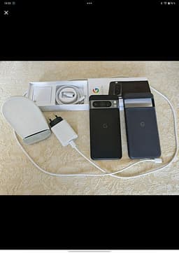 Google Pixel 8 Pro med trådlös laddare