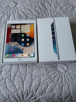 Ipad air 2 med karton.