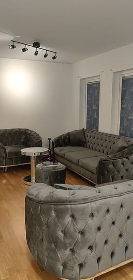 Lyxig grå sammetssoffa – mycket fint skick