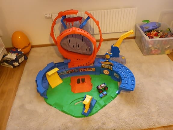 Hot Wheels lekset med bana och bilar  Monster Trucks T-Rex Volcano Arena