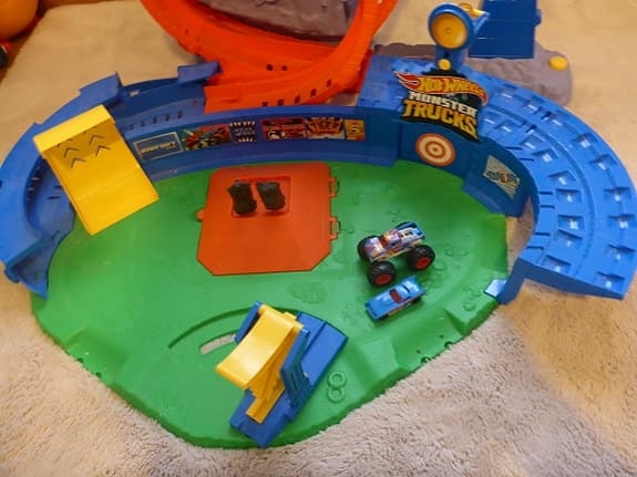 Hot Wheels lekset med bana och bilar  Monster Trucks T-Rex Volcano Arena