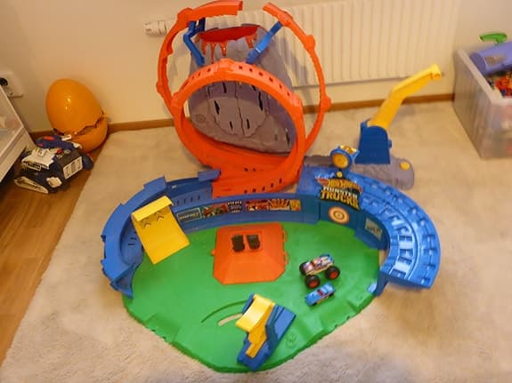 Hot Wheels lekset med bana och bilar  Monster Trucks T-Rex Volcano Arena