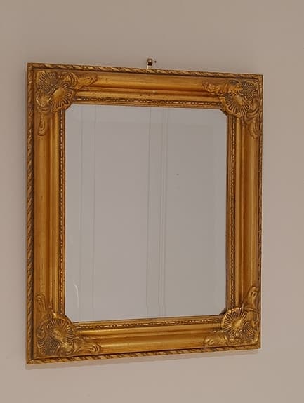 Äldre guldfärgad spegel