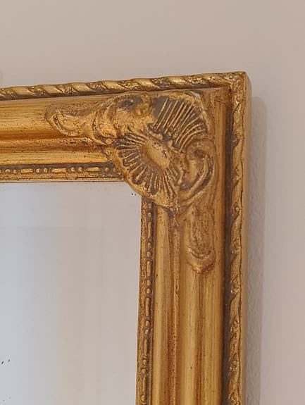 Äldre guldfärgad spegel