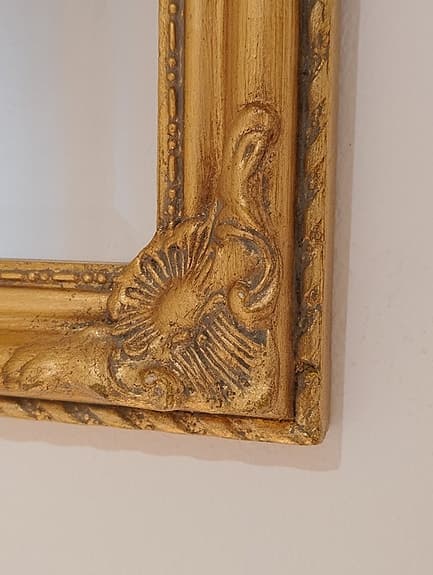 Äldre guldfärgad spegel