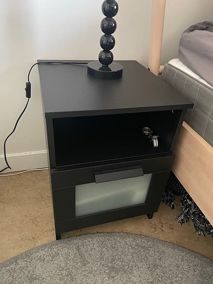Sängbord i svart IKEA Brimnes